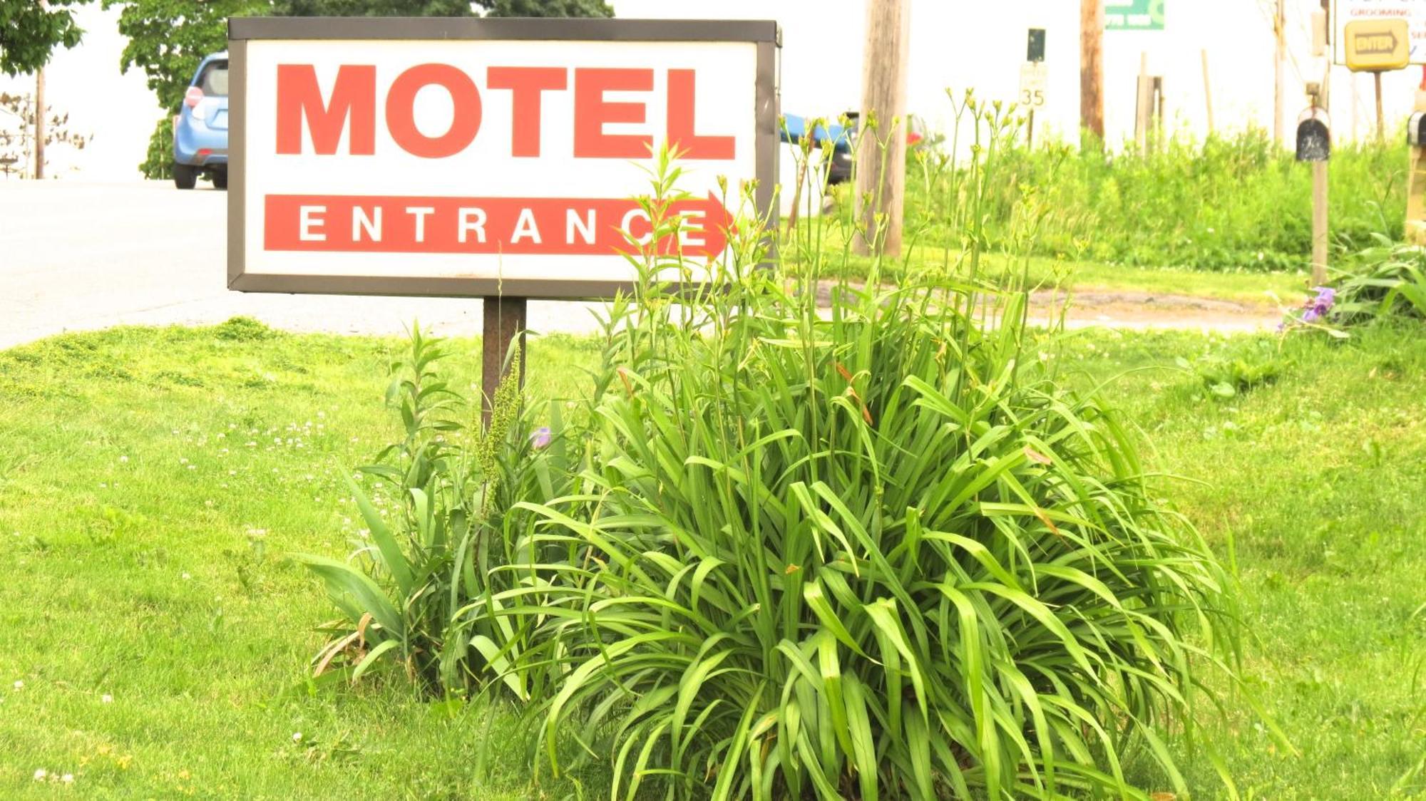 Budget Host Airport Inn Waterville Exterior foto